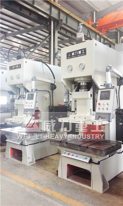 控制系統的不銹鋼沖孔液壓沖床生產現場