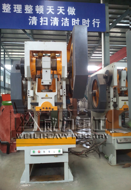 125噸深喉沖床加工車(chē)間