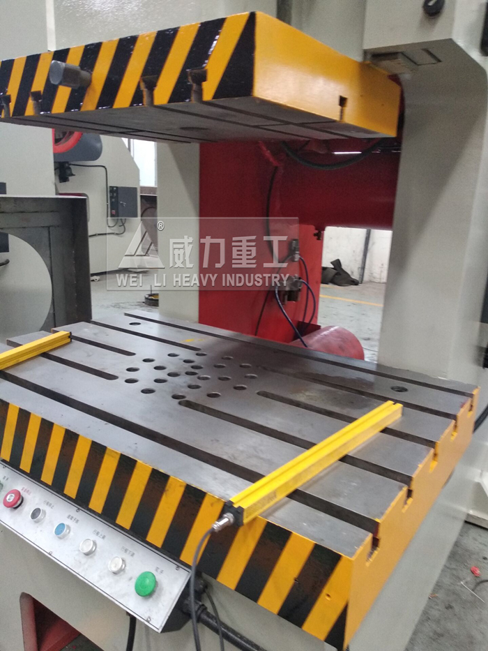 沖床工作臺細節(jié)展示